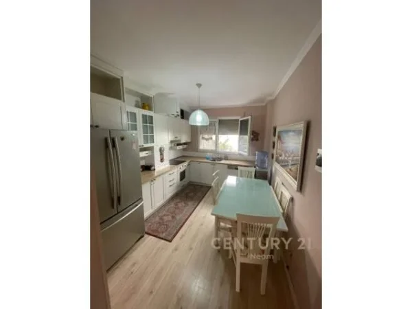 Tirane, jepet me qera apartament 120 m² 700 Euro (liqeni thate)