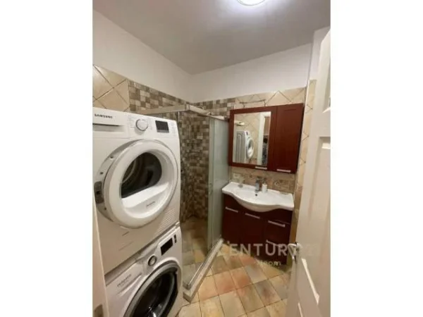 Tirane, jepet me qera apartament 120 m² 700 Euro (liqeni thate)