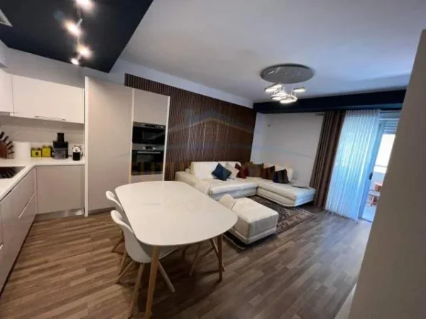 Tirane, jepet me qera apartament 2+1 Kati 4, 650 Euro (Liqeni Thate)