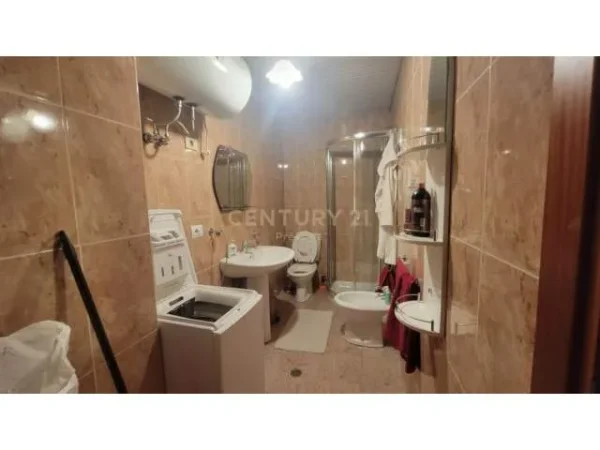 Tirane, jap me qera apartament 1+1 64 m² 500 Euro (ambasada amerikane)