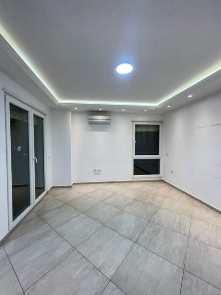 Tirane, jepet me qera ambjent biznesi Kati 4, 100 m² 550 Euro (Kristal Center)