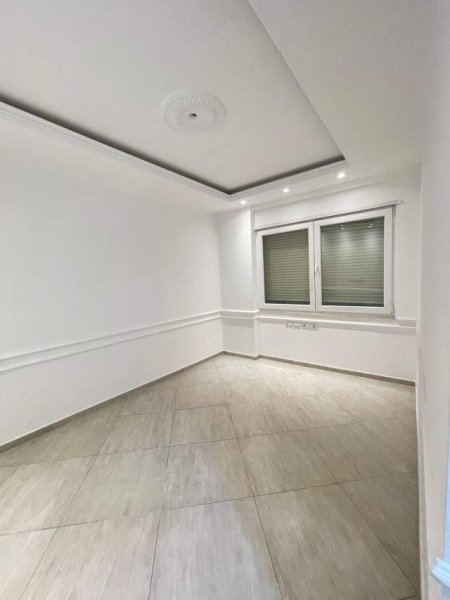 Tirane, jepet me qera ambjent biznesi Kati 4, 100 m² 550 Euro (Kristal Center)