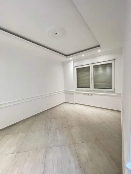 Tirane, jepet me qera ambjent biznesi Kati 4, 100 m² 550 Euro (Kristal Center)