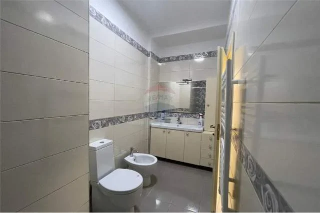 Tirane, shitet apartament 2+1 Kati 2, 110 m² 800  (Rruga e Kosovareve)