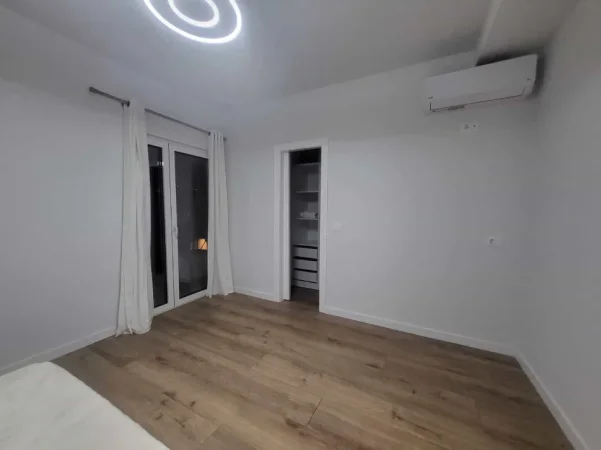 Tirane, jepet me qera Vile 1+1 Kati 4, 60 m² 500 € (Rruga Vace Zela)