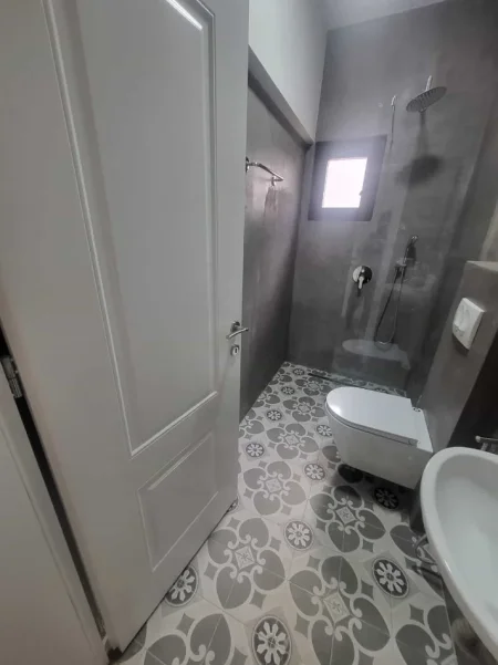 Tirane, jepet me qera Vile 1+1 Kati 4, 60 m² 500 € (Rruga Vace Zela)