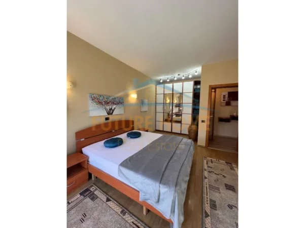 Tirane, jepet me qera apartament 1+1 Kati 3, 105 m² 600 € (Rruga e Barrikadave)