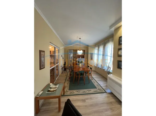 Tirane, jepet me qera apartament 1+1 Kati 3, 105 m² 600 € (Rruga e Barrikadave)