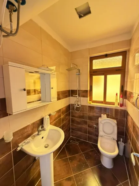 Tirane, jepet me qera apartament 1+1 Kati 3, 60 m² 520 € (Rruga Kongresi i Lushnjes)