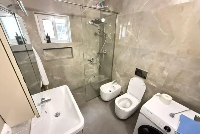 Tirane, jepet me qera Vile 1+1+Ballkon Kati 3, 80 m² 550 € (rruga e barrikadave)