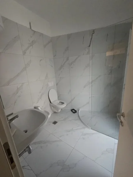 Tirane, jepet me qera apartament 2+1 Kati 4, 110 m² 1.000 € (Rruga Eduart Mano)