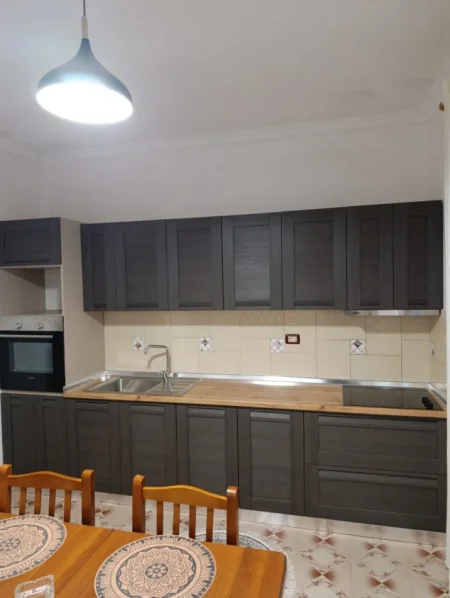 Tirane, jepet me qera apartament 1+1 Kati 1, 80 m² 400 € (Afer Black Stone Rruga 5 Maji)