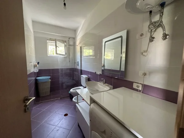 Tirane, jepet me qera 2+1 Kati 2, 107 m² 400 € 