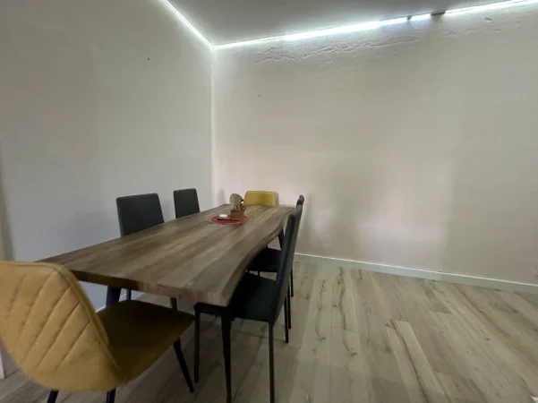Tirane, jepet me qera 2+1 Kati 2, 107 m² 400 € 