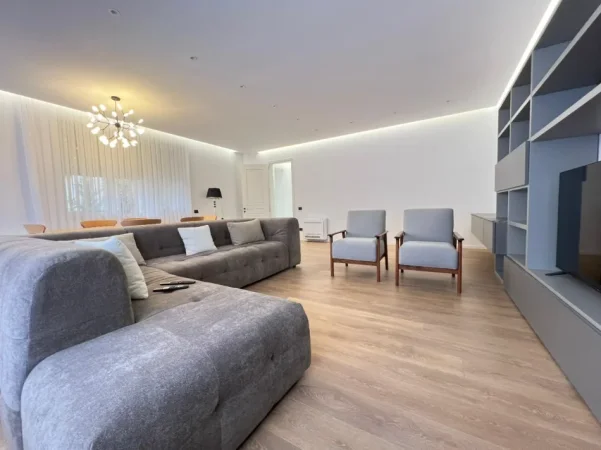 Tirane, shitet apartament 4+1+Ballkon , (pranë TEG)