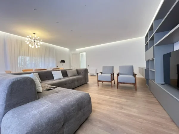 Tirane, shitet apartament 4+1+Ballkon , (pranë TEG)