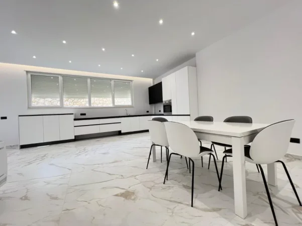 Tirane, shitet apartament 4+1+Ballkon , (pranë TEG)