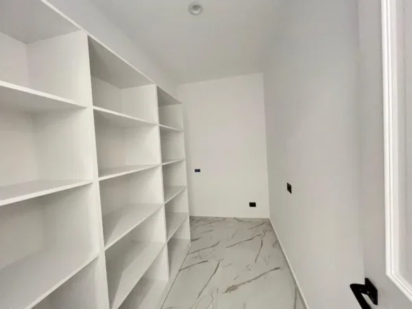 Tirane, shitet apartament 4+1+Ballkon , (pranë TEG)