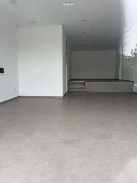 Tirane, jepet me qera dyqan Kati 0, 105 m² 1.700 € (tregu i ri elektrik)