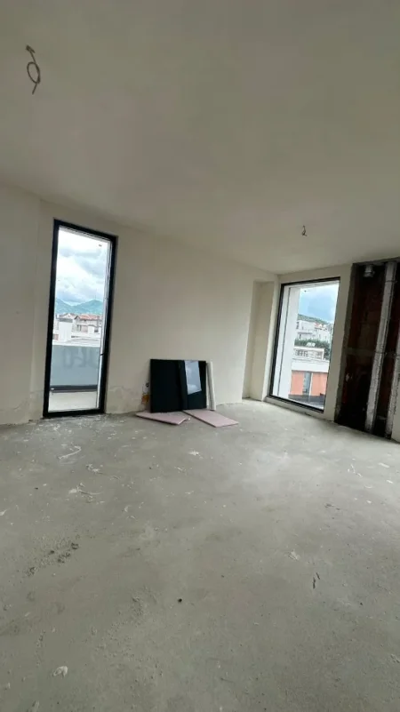 Tirane, shitet apartament 3+1+Ballkon Kati 3, 232 m² 570.000 € (TULIPAN REZIDENCE)