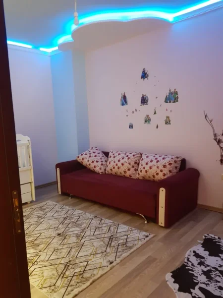 Tirane, jap me qera apartament 2+1+Ballkon Kati 4, 90 m² 450 € (Misto Mame, Rruga Besim Alla)