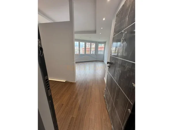 Tirane, shitet apartament 1+1+Ballkon Kati 4, 60 m² 87.000 € (FRESKU)