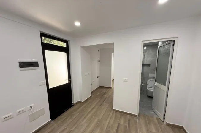 Tirane, jepet me qera ambjent biznesi Kati 1, 30 m² 400 € (Tregu Elektrik)