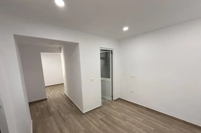 Tirane, jepet me qera ambjent biznesi Kati 1, 30 m² 400 € (Tregu Elektrik)