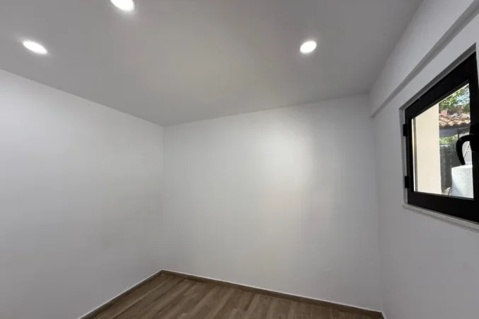 Tirane, jepet me qera ambjent biznesi Kati 1, 30 m² 400 € (Tregu Elektrik)