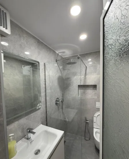 Tirane, jepet me qera ambjent biznesi Kati 1, 30 m² 400 € (Tregu Elektrik)