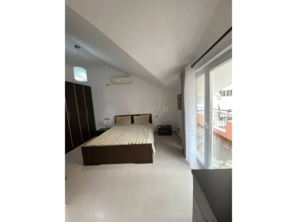 Tirane, jepet me qera apartament 3+1+Ballkon Kati 2, 144 m² 850 € (kristal center)