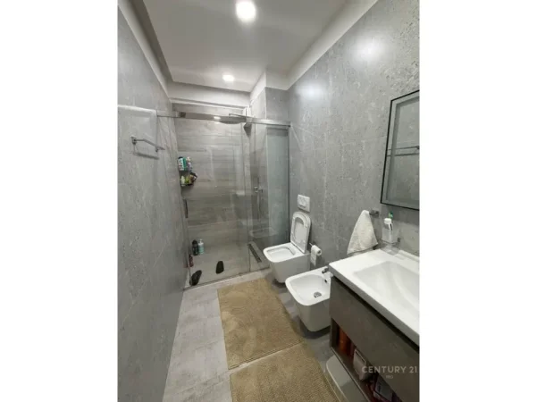 Tirane, jepet me qera apartament 2+1 Kati 8, 106 m² 1.000 € (ish parku)