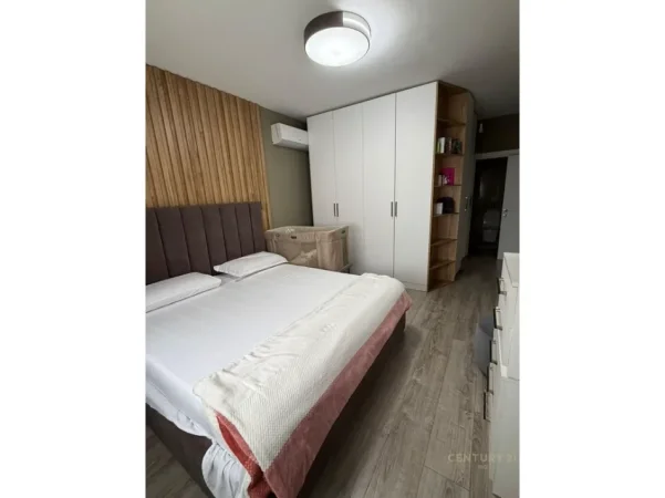 Tirane, jepet me qera apartament 2+1 Kati 8, 106 m² 1.000 € (ish parku)