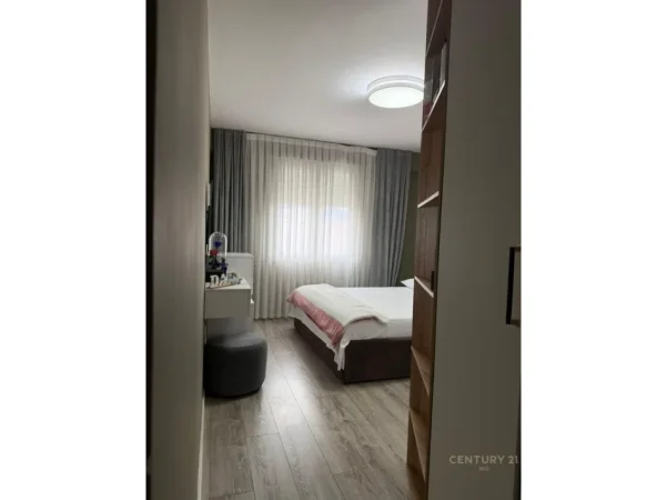 Tirane, jepet me qera apartament 2+1 Kati 8, 106 m² 1.000 € (ish parku)