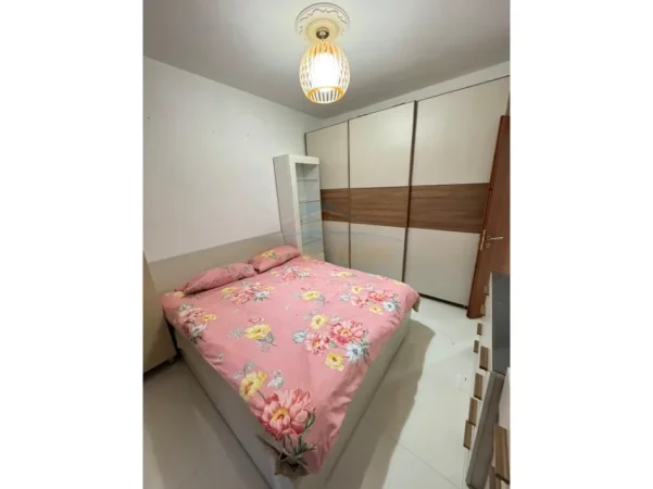 Tirane, jepet me qera apartament 1+1+Ballkon Kati 3, 64 m² 500 € (Unaza e Re)