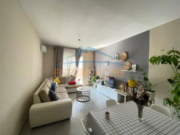 Tirane, shitet apartament 2+1+Ballkon Kati 8, 112 m² 170.000 € (Unaza e Re)