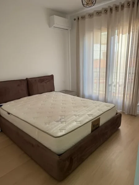 Tirane, jepet me qera apartament 1+1+Ballkon Kati 3, 75 m² 750 € (Kompleksi Delijorgji)