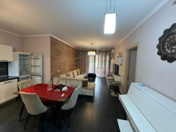 Tirane, jepet me qera apartament 2+1+Ballkon Kati 3, 97 m² 800 € (Don Bosko)