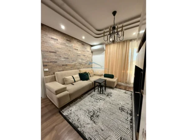 Tirane, jepet me qera apartament 2+1+Ballkon Kati 2, 103 m² 800 € (Fusha Aviacionit)