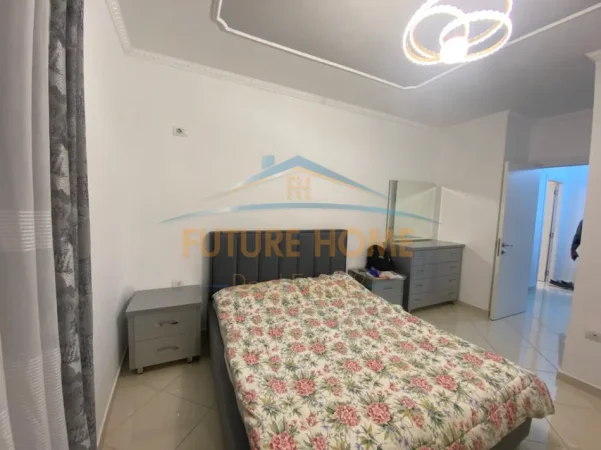 Tirane, jepet me qera apartament 1+1+Ballkon Kati 3, 86 m² 450 € (Pallati me Shigjeta)