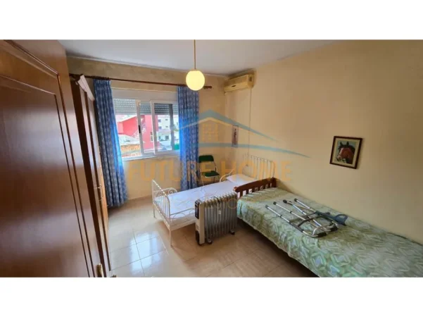 Tirane, shitet apartament 1+1+Ballkon Kati 4, 52 m² 95.000 € (Ali Demi)