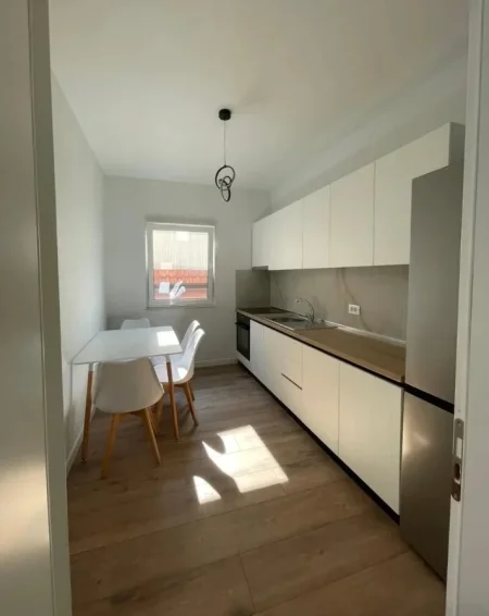 Tirane, jepet me qera apartament 1+1+Aneks+Ballkon Kati 4, 60 m² 500 € (kompleksi delijorgji)