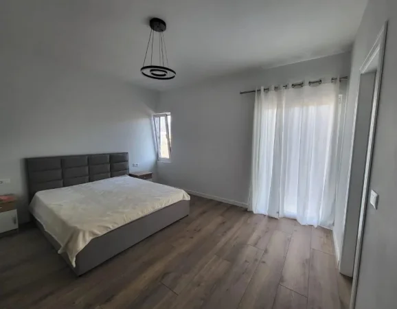 Tirane, jepet me qera apartament 1+1+Aneks+Ballkon Kati 4, 60 m² 500 € (rruga e kavajes)