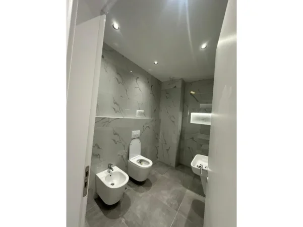 Tirane, jepet me qera apartament 2+1+Ballkon Kati 6, 108 m² 850 € (ish Dogana)