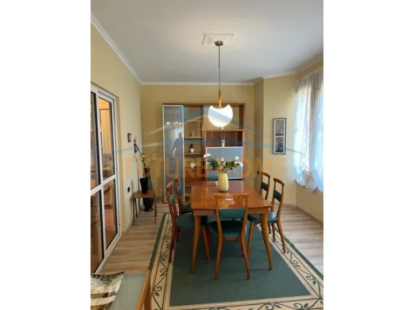Tirane, jepet me qera apartament 2+1+Ballkon Kati 3, 104 m² 600 € (Rruga e Barrikadave)