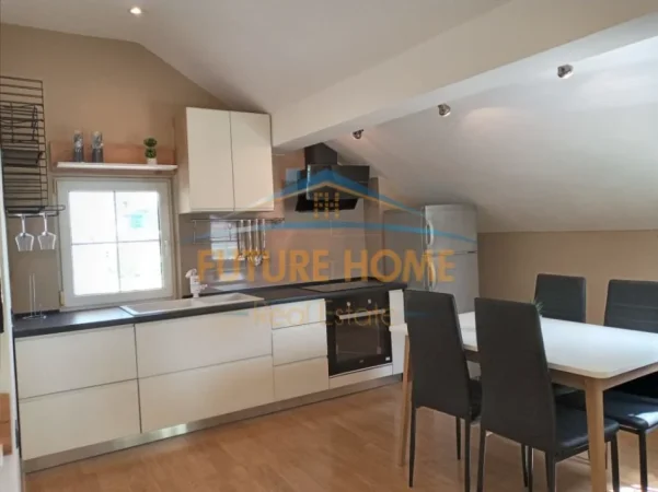 Tirane, jepet me qera apartament 1+1+Ballkon Kati 4, 105 m² 700 € (Rruga e Barrikadave)