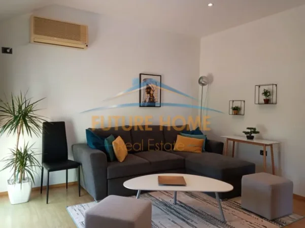 Tirane, jepet me qera apartament 1+1+Ballkon Kati 4, 105 m² 700 € (Rruga e Barrikadave)