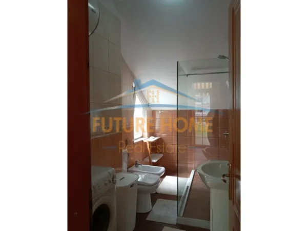 Tirane, jepet me qera apartament 1+1+Ballkon Kati 4, 105 m² 700 € (Rruga e Barrikadave)