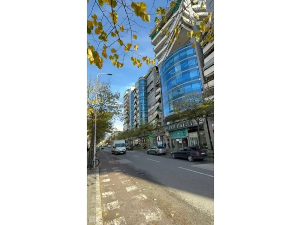 Tirane, jepet me qera ambjent biznesi Kati 0, 247 m² 2.500 € (Rruga e Dibres)