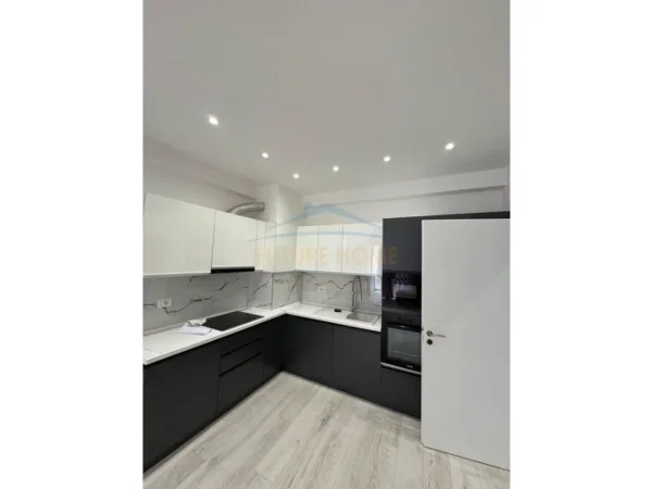 Tirane, jepet me qera apartament 1+1+Ballkon Kati 2, 74 m² 600 € (Unaza e Re)